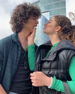 Thiago Vernal Instagram - Me haces sentir la punta del iceberg, eres un completo shot de expreso en mi vida y muchísimas cosas más. FELIZ DIA MI ❤️ @adriana_campossalazar