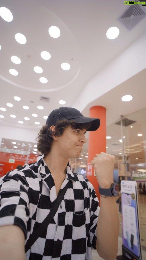 Thiago Vernal Instagram - Adiós vaquero…y 🤠 ¡Hola a un nuevo celular! 📲 Cómprate el Z Flip5 de Samsung con el programa “Yo Reciclo, Yo Soy Claro”, ❤️ dejando cualquier celular en desuso en los módulos de cualquier centro de atención Claro y recibe un bono para que renueves tu equipo. ¡Aprovecha! 🔥 @samsungpe @claroperu #Ad #Publicidad SAMSUNG ELECTRONICS PERU S.A.C. RUC: 20300263578