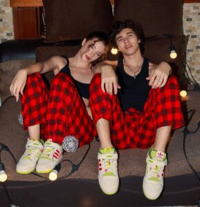 Thiago Vernal Instagram - merry xmas @adidaspe 🫣🎄 📸: @georgemedinaph 🔥