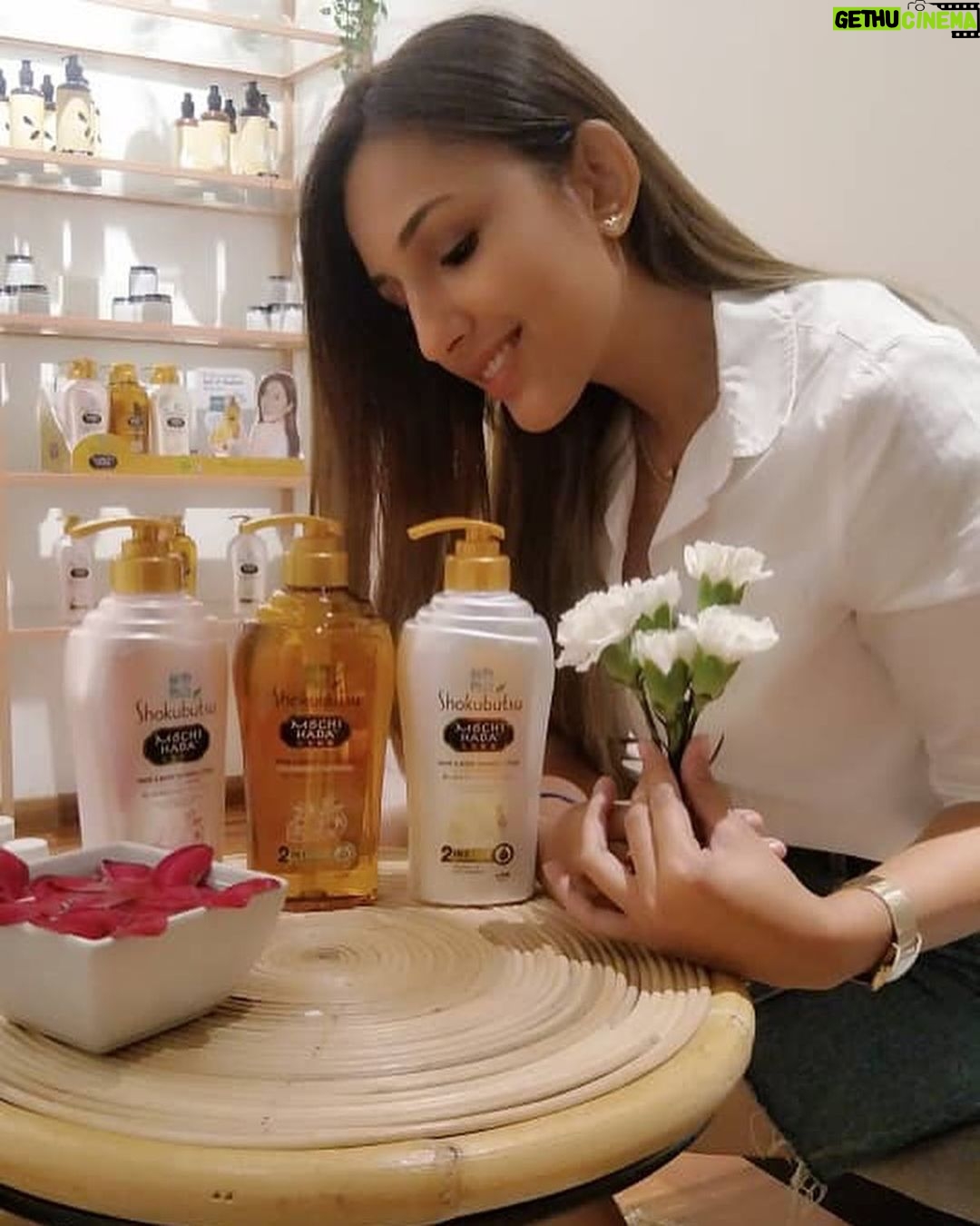 Thivya Naidu Instagram - Showering just got easier with Shokubutsu Mochi Hada Face and Body Shower Range Series! I Inspired by Japanese skincare traditions, rich with Tsubaki and Rice Bran Oilš it gives us a double action of cleansing and moisturising our face and body at the same time. Well, we simply donāt have time to moisturise and take care of our skin on the body as much as our face !!! So this Skokubutsu Mochi Hada Face & Body Shower Oil & Shower Lotion will be ur right choice š„°Iām addicted to this and thus keeping my skin hydrated and smelling really good! šthank u @shokubutsumalaysia for sharing good skincare tips and @urbanretreatspamy thanks for ur hospitality! Enjoyed it ā¤ļø For people with dry skin, get a sample for yourself by going to Shokubutsuās Mochi Hada roadshow at Orange Concourse Sunway Pyramid from 30th July to 4th August! ! š #loveyourfaceloveyourbody #showeronmochisoftskin @shokubutsumalaysia @kols.asia Urban Retreat Spa