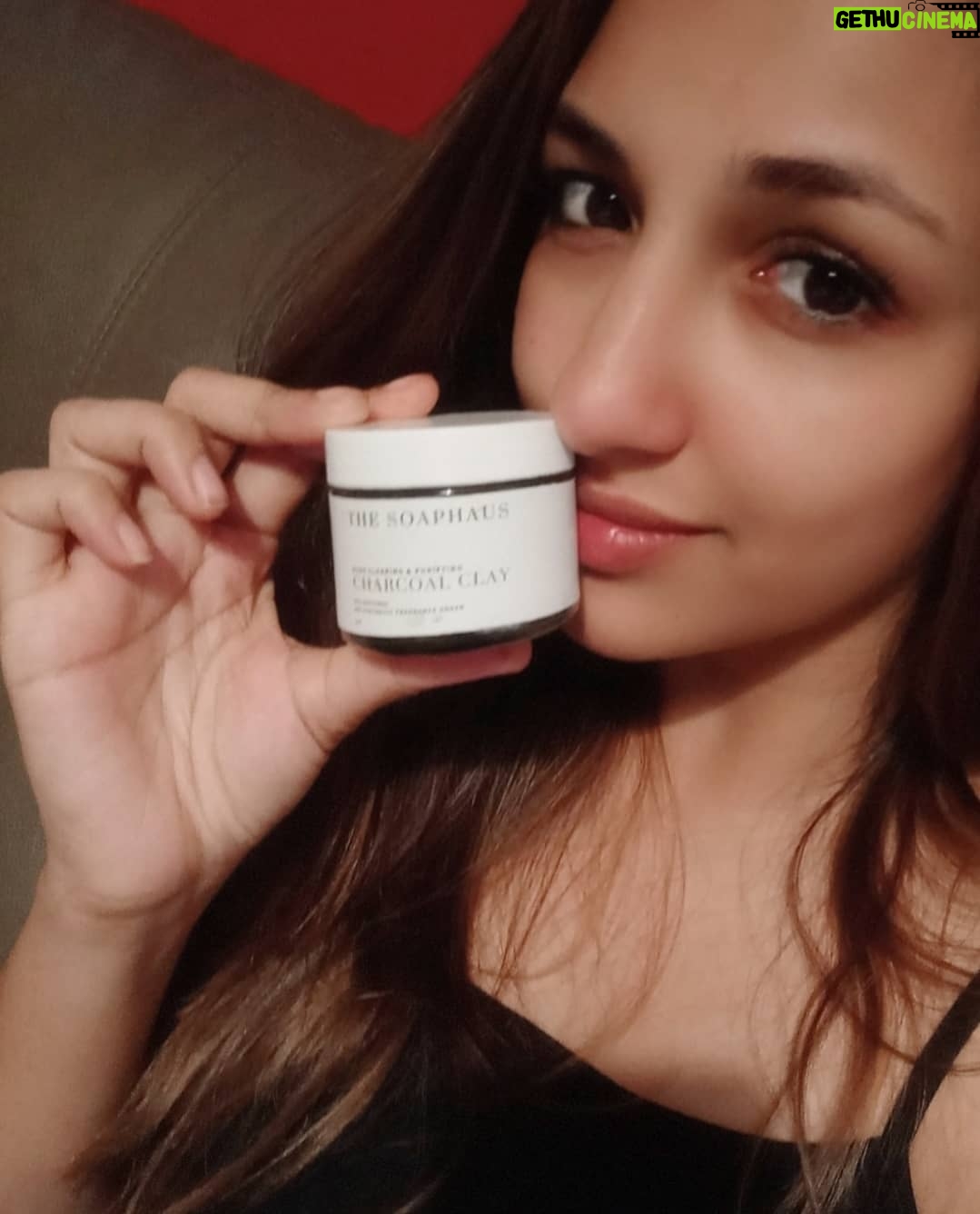 Thivya Naidu Instagram - Swipe right 👉👉 Multi-masking is all about mixing and matching a few skincare masks for your ultimate facial. This is because sometimes, a single mask isn't enough to suit all of your facial needs. And that's especially true if you have combination skin like me. I experience oiliness in my T-zone are and the other parts of my face are dry. It is worth trying multi-masking if you are someone with combination skin. I have applied the Charcoal Clay Mask on my T-zone and the Pink Clay Mask at the other areas of my face. Both these masks are from @thesoaphaus.my The pink clay mask has brighten my face as it mildly detoxes your face. The charcoal clay mask on the other hand is specially formulated for oily skin. It draws out impurities like dirt and oil from the skin's surface and helps leave your skin looking noticeably brighter, feeling clean and velvety-smooth.I personally love this product and I guess u guys shall try it too!! #thesoaphausmy #skincaretips #facemask #rosepinkclaymask #charcoalmask