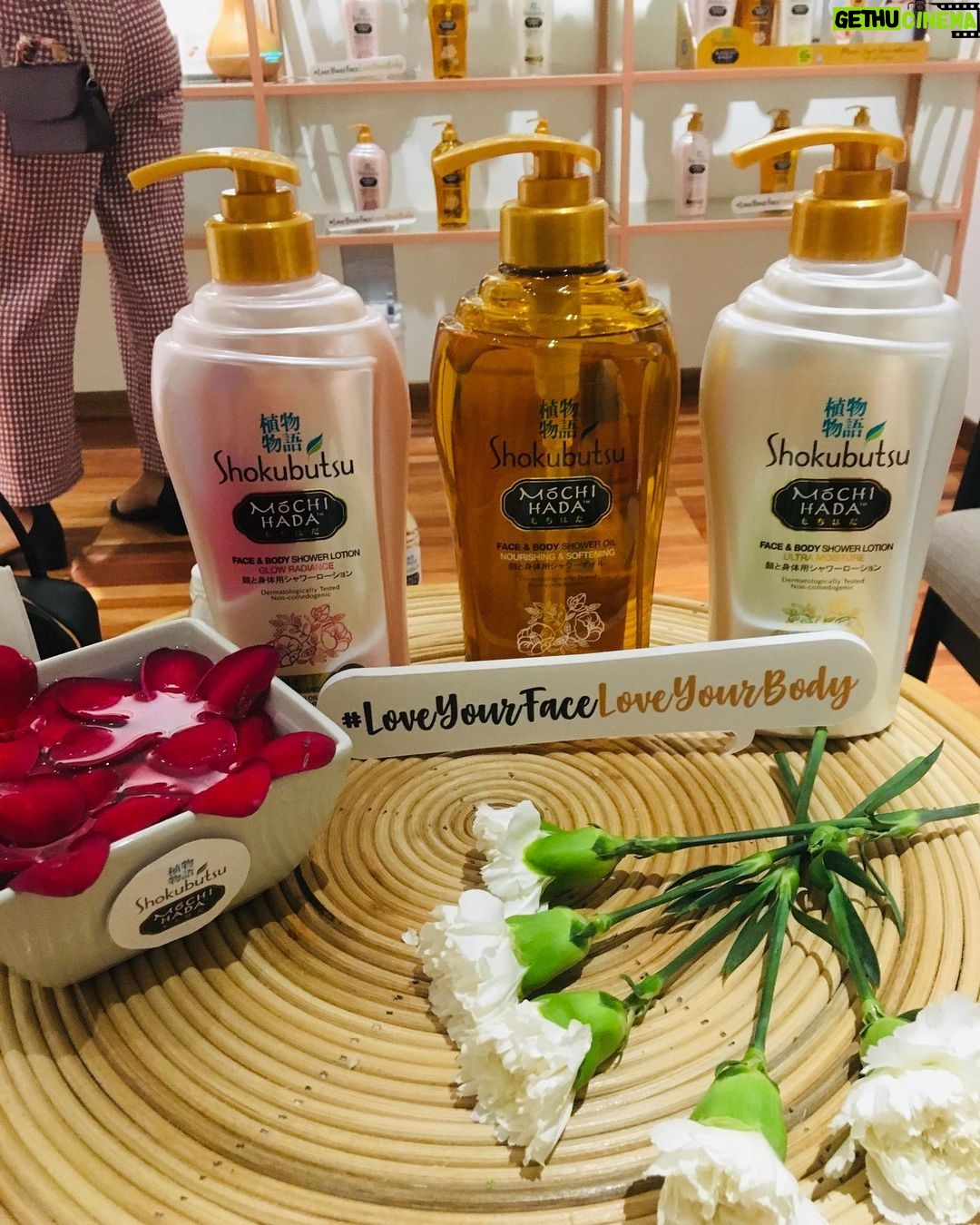 Thivya Naidu Instagram - Showering just got easier with Shokubutsu Mochi Hada Face and Body Shower Range Series! I Inspired by Japanese skincare traditions, rich with Tsubaki and Rice Bran Oilš it gives us a double action of cleansing and moisturising our face and body at the same time. Well, we simply donāt have time to moisturise and take care of our skin on the body as much as our face !!! So this Skokubutsu Mochi Hada Face & Body Shower Oil & Shower Lotion will be ur right choice š„°Iām addicted to this and thus keeping my skin hydrated and smelling really good! šthank u @shokubutsumalaysia for sharing good skincare tips and @urbanretreatspamy thanks for ur hospitality! Enjoyed it ā¤ļø For people with dry skin, get a sample for yourself by going to Shokubutsuās Mochi Hada roadshow at Orange Concourse Sunway Pyramid from 30th July to 4th August! ! š #loveyourfaceloveyourbody #showeronmochisoftskin @shokubutsumalaysia @kols.asia Urban Retreat Spa