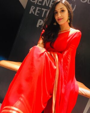 Thivya Naidu Instagram - Red ❤️
Makeover by : @jiyasartistry (thank u so much dear love ur work!! )
Credits to : @c.kumaresan
Saree : @livsarees