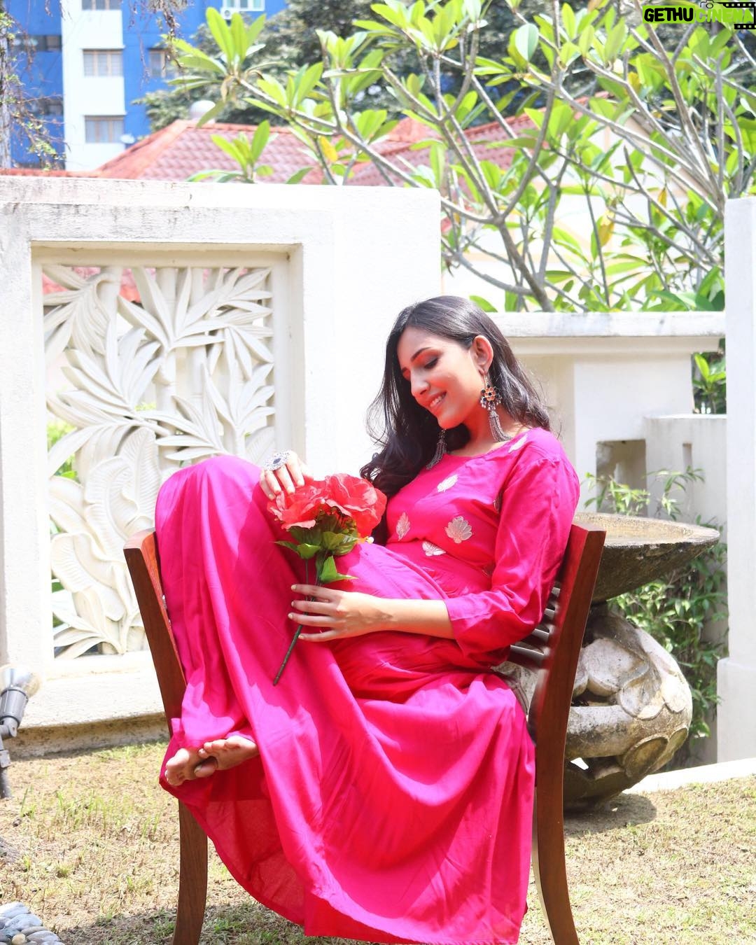 Thivya Naidu Instagram - ๐Wana purchase this beautiful piece ..# Pm @yeshansarees ๐