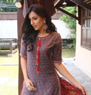 Thivya Naidu Instagram - Love yourself..it’s important to stay positive 💗

Makeup : @brriyanjohn.official 
Attire : @yeshansarees 
Captured by : @kugz_mediaworks