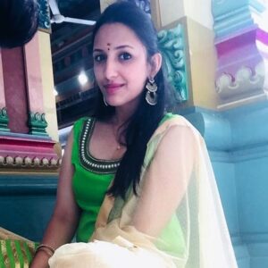 Thivya Naidu Instagram - Diwali vanteuchu doi .... yellorukum enn inniye Deepavali nalvaltukal.. ❤️celebrate this Deepavali with joy 😍