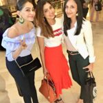 Thivya Naidu Instagram - With this cantiks @rajailya @nithyaa_rv photobombed by another pretty gal @anita_permata_sari #kaalapremiereshow