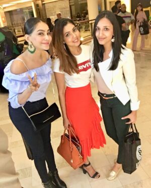 Thivya Naidu Instagram - With this cantiks @rajailya @nithyaa_rv  photobombed by another pretty gal @anita_permata_sari 
#kaalapremiereshow