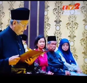 Thivya Naidu Instagram - Tears of joy!! Selamat Hari Baru Malaysia! @chedetofficial 
#ayahanda #proudmoment #7thprimeminister ❤️❤️