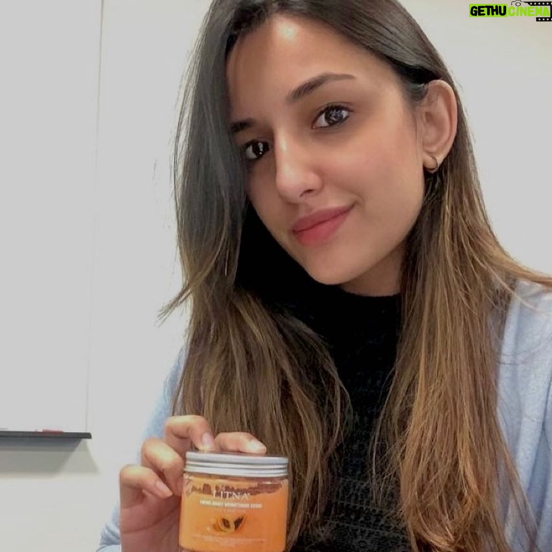 Thivya Naidu Instagram - I can admit I have an obsession with skincare . I love testing the latest products and innovations especially with natural ingredients β€οΈ I want my skin to feel hydrated and look glowy all the time. Is that too much to ask? Let me share to you how do I use this viral orange jar here ππ I cleanse my face with an organic face cleanser and take a coin size amount of LITNA papaya honey brightening scrub and spread it all over my face and neck .you can use it on your body too! Then I massage it gently for a minute or two and keep it for about a minute before rinsing it with lukewarm water . This face scrub gently lifts away all the dead skin cells ,blackheads , impurities and soften your skin . Do try it out ! You will love this orange jar ! @litnamalaysia #papayasoap #papayacream #papayapearl #papayafruit #litna #papayaextracts #papainisamazing #healthyskin #gentleonskin #allnatural #ecofriendly #feelingfresh #halal #papaya #skincare #natural #litnaskincare #litnapapayahoneybrighteningscrub #papayascrub #honeyscrub #scrub # brightening #bodyscrub #vegan