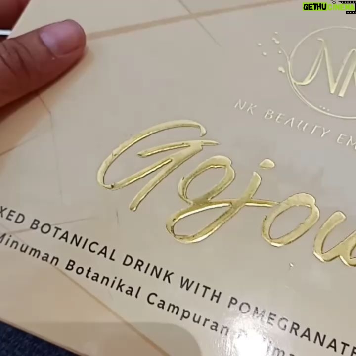 Thivya Naidu Instagram - Here’s something I would love to share, recently I’ve been consuming Gojours Botanical Mixed Extract drink. It has helped me achieve healthy glowing skin! Each sachet contains high grade pomegranate extract & other super food for your skin to glow. The best part it’s a travel friendly size, so when I’m out busy with shoots I can still bring it wherever I go. This is drink has helped me remove toxins & improve the elasticity of my skin with time. I’m very satisfied with it, I hope you’ll be too Credits @makeupbyluvania @glorymona Thank you @gojours.hq #gojourshq #letsgojours #gojoursdrink