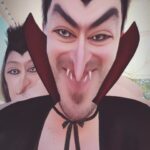 Thomas Beatie Instagram - Dracula est si musclé que sa trapèze sort de sa cape. Mdr 👹 Dracula is so muscular that his traps stick out from his cape. Six Flags Hurricane Harbor Phoenix