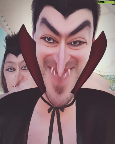 Thomas Beatie - 362 Likes - Dracula est si musclé que sa trapèze sort de sa cape. Mdr 👹 Dracula is so muscular that his traps stick out from his cape.
