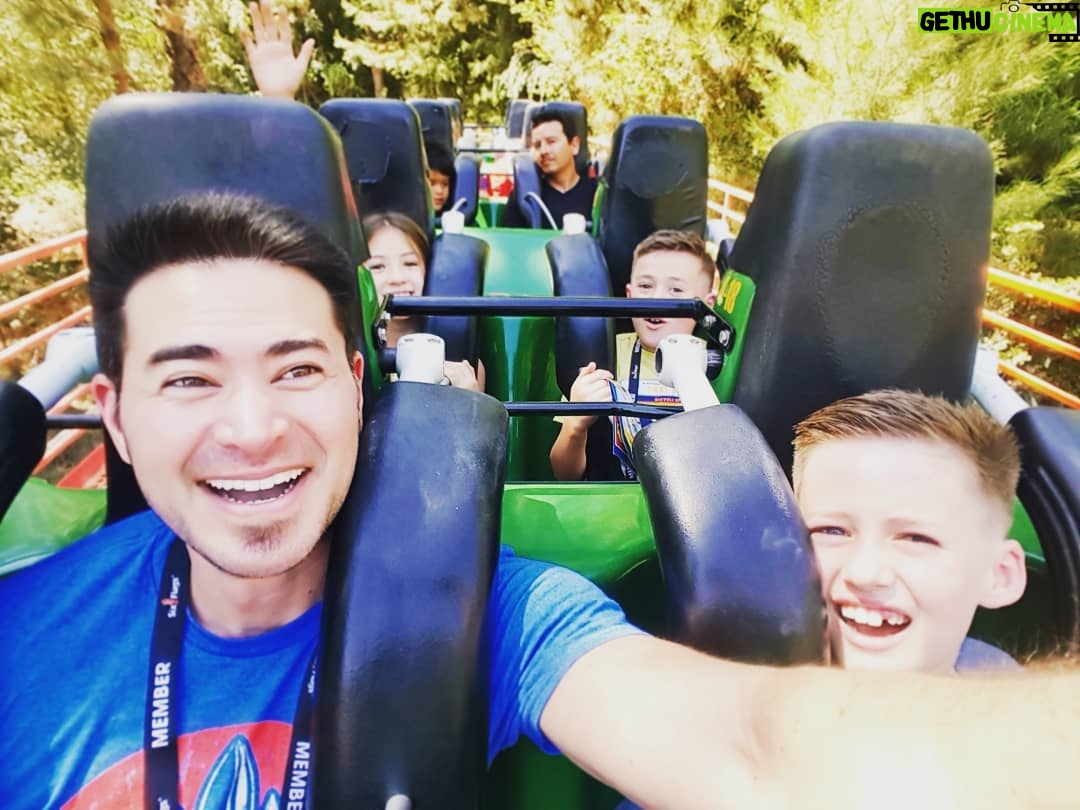 Thomas Beatie - 637 Likes - C'est vendredi! 😁👨👩👧👦🎉 TGIF!