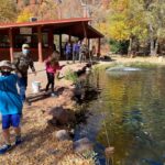 Thomas Beatie Instagram – Devinez où le poisson m’a frappé? 🤣😂🤭 Guess where the fish hit me? Sedona, Arizona