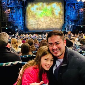 Thomas Beatie Instagram - Big night out. Susan’s first musical. She will be starting in her own school’s play of Wizard of Oz this semester. #learningfromthebest 🎭 Grande soirée. La première musicale de Susan. Elle commencera ce mois-ci la pièce de Magicien d'Oz dans sa propre école.