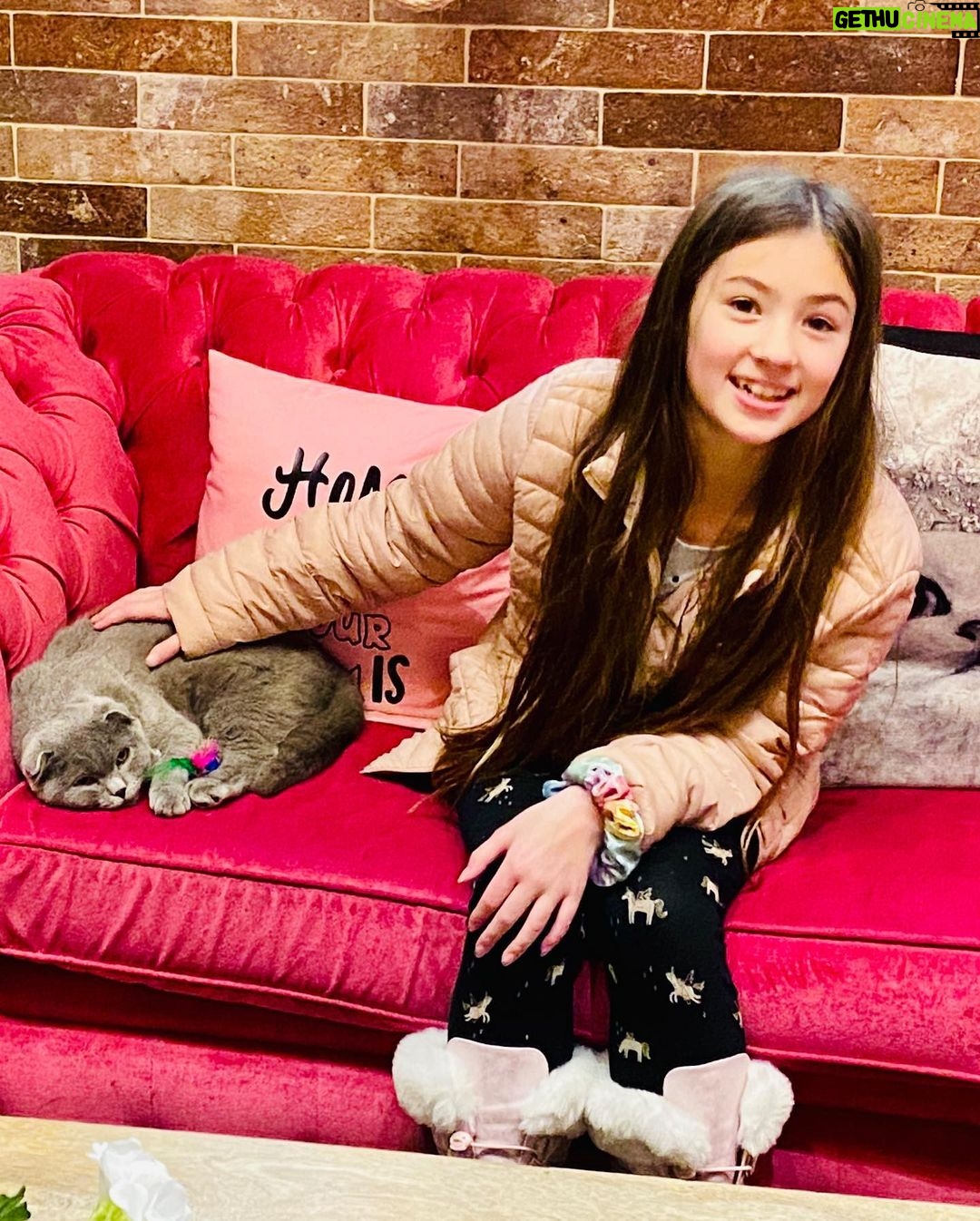 Thomas Beatie - 795 Likes - A little girl’s paradise: Kitty Cafe! She was irresistable with the perfume of her tuna sandwich! 😍😺☕️🥪 Le paradis d'une petite fille: Kitty Cafe! Elle était irrésistible avec le parfum de son sandwich au thon!