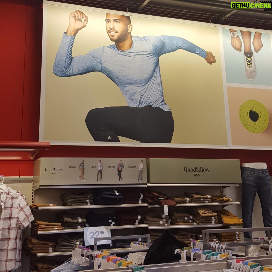 Thomas Beatie - 389 Likes - Je faisais des courses chez Target hier et j'ai vu quelqu'un que je connais. 😎😮🤗 I was shopping at Target yesterday and saw someone I know.