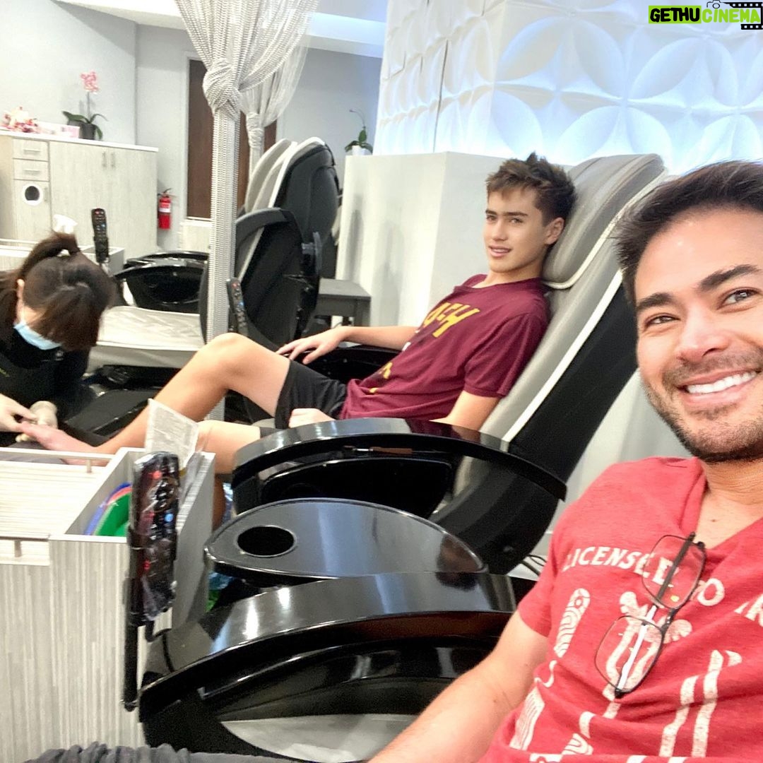 Thomas Beatie Instagram - De vrais hommes lancent des haches et se font pédicure! 🪓🦶😘 Real men throw axes and get pedicures! Pentagon City, Arlington, Va