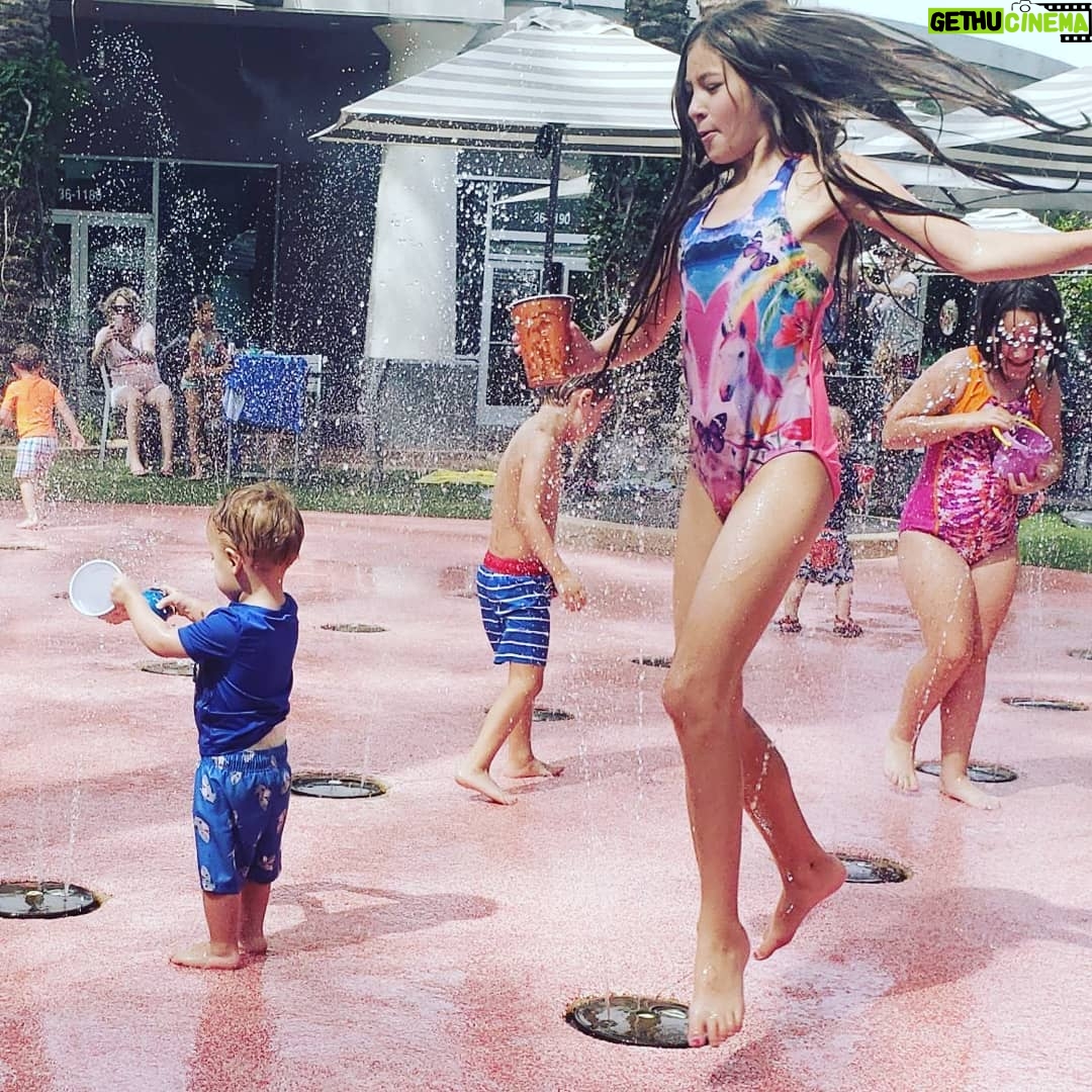 Thomas Beatie - 726 Likes - Juste un autre jour au splash pad. 💧😀🌅 Splash pad diaries, Arizona.