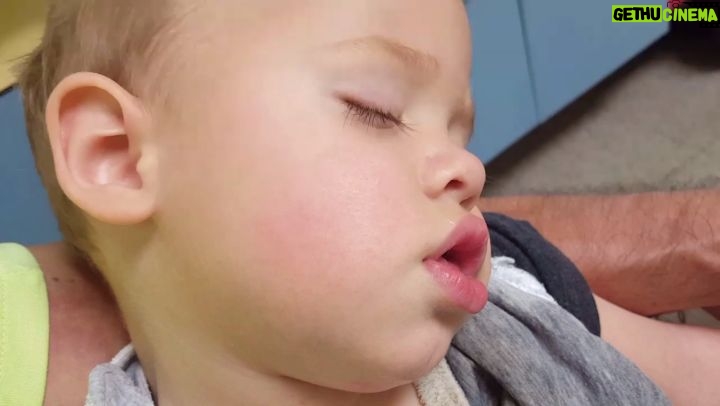 Thomas Beatie - 1.3K Likes - Jackson s'est endormi dans mes bras chez médecin. 😍 Jackson fell asleep in my arms at the doctor's office. Phantom sucking.