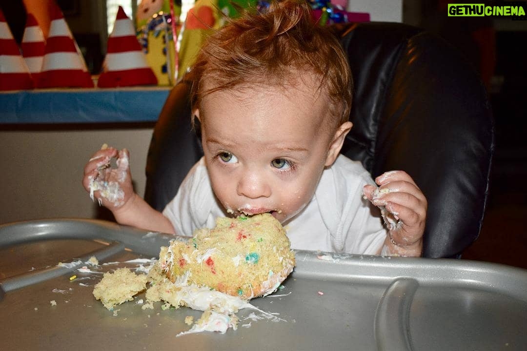 Thomas Beatie - 787 Likes - Gâteau d'anniversaire. Regarde Maman, pas de mains! 🎂🎁 Bday cake... look Ma, no hands!