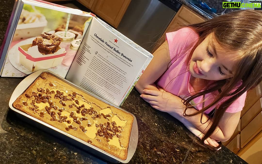 Thomas Beatie - 339 Likes - Susan, notre boulanger résidente, a préparé un délicieux dessert d'anniversaire pour Amber. 🎂 Susan, our resident baker, prepared yummy brownies for Amber's BDay.