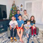 Thomas Beatie Instagram – Best pic of 100… Happy Holidays from our family to yours! 🥳 La meilleure photo de 100. Joyeuses fêtes de notre famille à la vôtre! Phoenix, Arizona