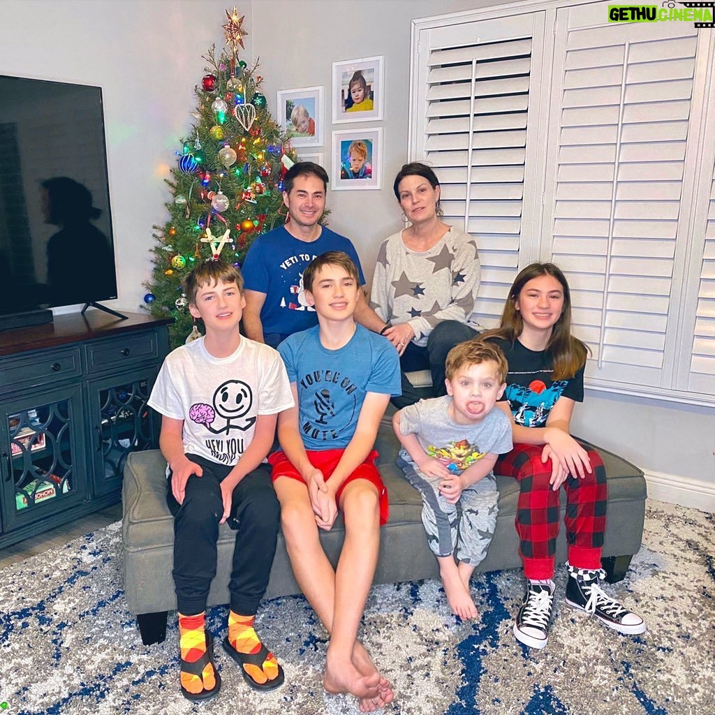 Thomas Beatie Instagram - Best pic of 100... Happy Holidays from our family to yours! 🥳 La meilleure photo de 100. Joyeuses fêtes de notre famille à la vôtre! Phoenix, Arizona