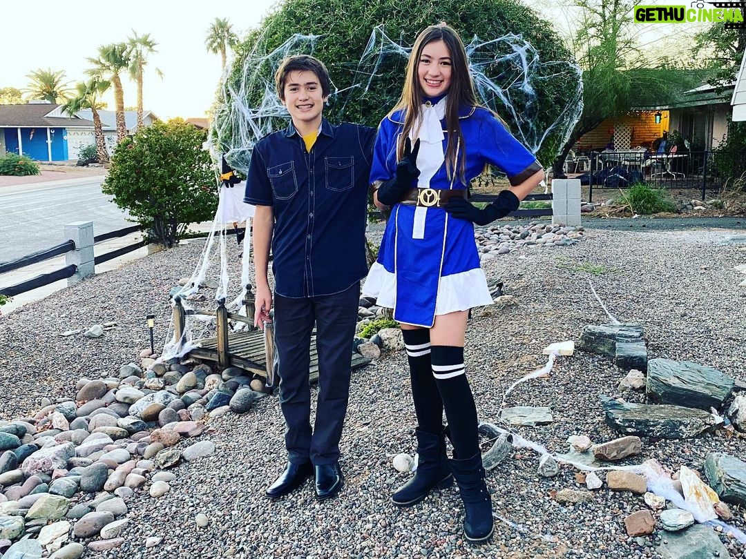 Thomas Beatie - 396 Likes - OMG, mon fils porte maintenant mes vêtements!!! Susan se prépare pour Halloween. 😱 Austin is now wearing my clothes!!! Susan gets ready for halloween.