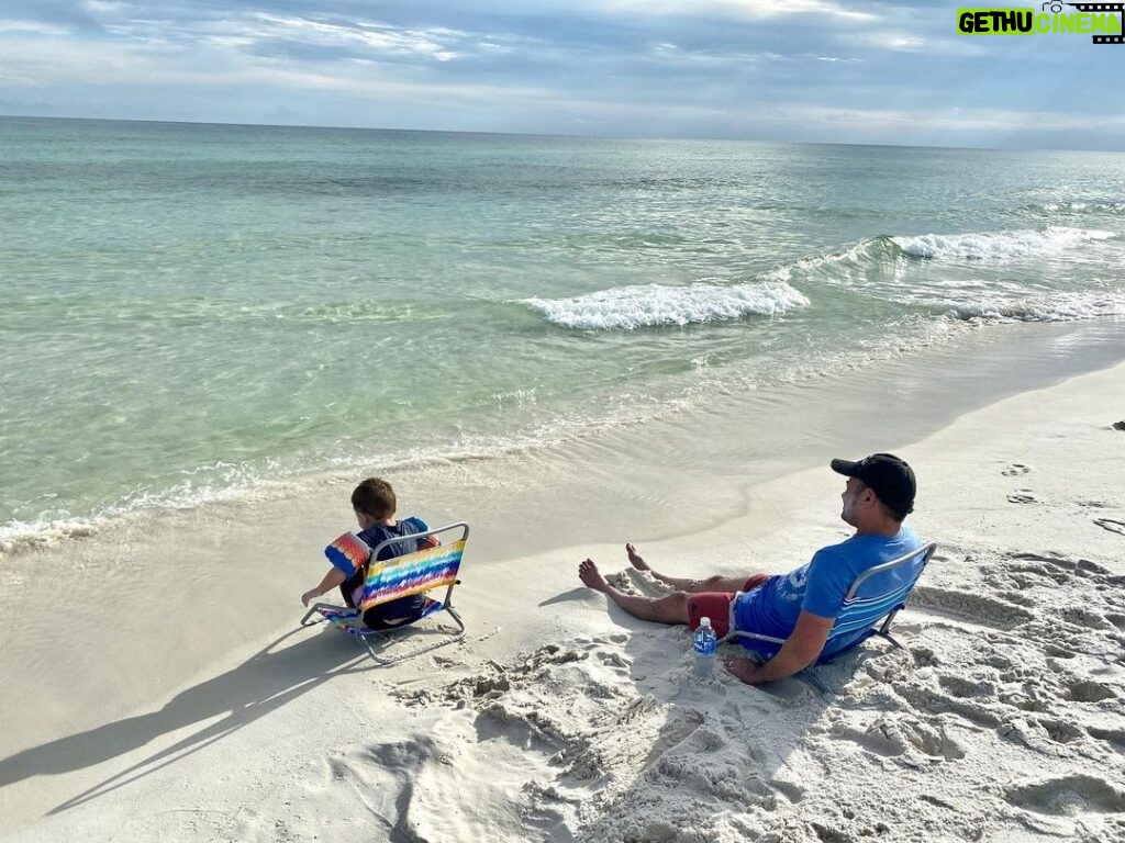 Thomas Beatie Instagram - Front row seats! ❤️ Places de première rangée! Pensacola Beach, Florida