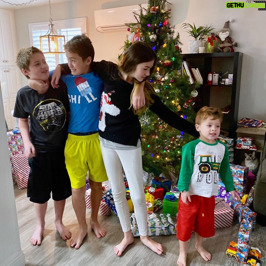 Thomas Beatie - 664 Likes - Joyeux Tout à tous! Puissiez-vous profiter de l'amour de vos familles. 🎉❤️🎄🎁 👨👩👧👦 Merry Everything to everyone! May you enjoy the love of your families.