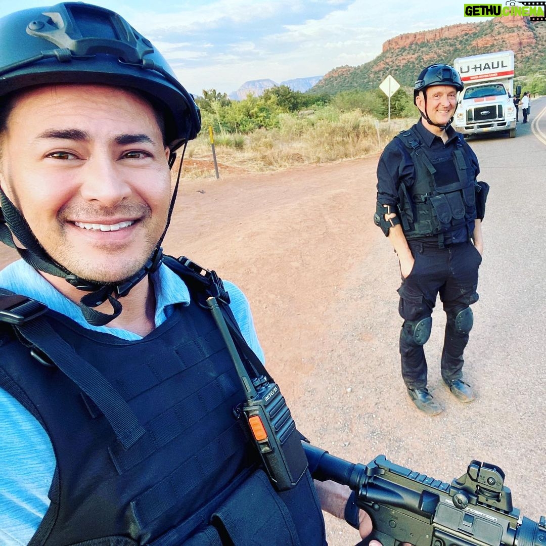 Thomas Beatie - 826 Likes - Sur le plateau de tournage d'un film. 🎥🎬 Je suis un agent du FBI pourchassant les fugitifs. 👮♂️ On set filming a movie. I am an FBI agent in hot pursuit of fugitives. 💪🏻