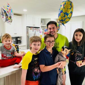 Thomas Beatie Instagram - Big boy is 12! Austin a officiellement 12 ans! 🎁🎉❤️🎂😱 Quand il était plus jeune, Austin avait très peur de Slappy – maintenant c'est juste drôle. 🤣 Austin used to be afraid of Slappy, but now it’s just funny. #Exposuretherapy.