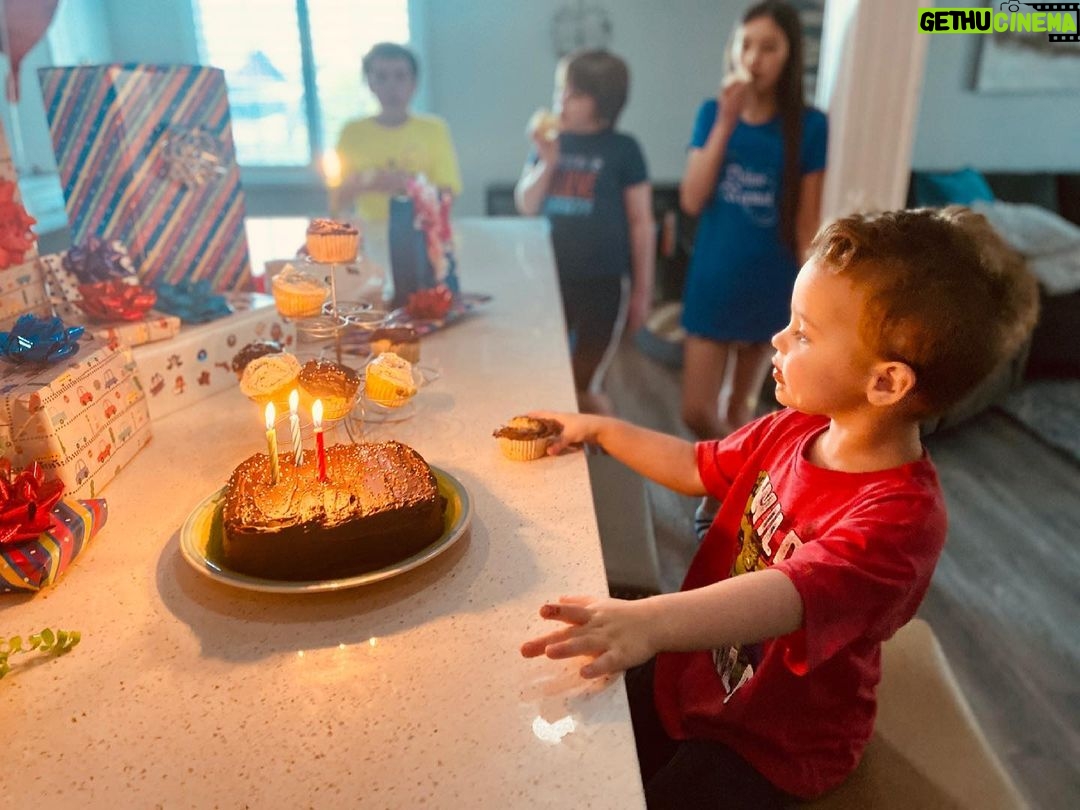 Thomas Beatie - 780 Likes - Mon petit homme a maintenant 3 ans! 💪🏻❤️🎁👨🏻🦰🎉🎂😘🎈My little man is now 3! Omg