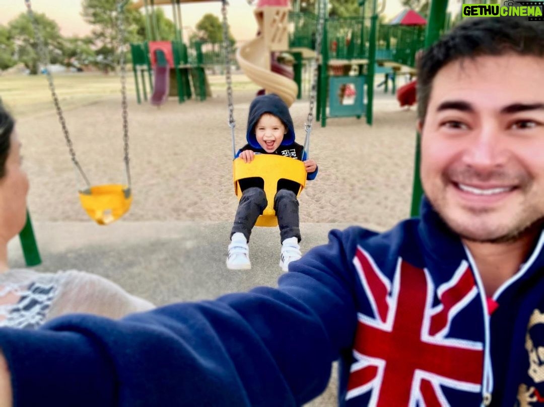 Thomas Beatie - 572 Likes - 2021 s’annonce déjà radieuse… continue! 👍🏻🌍 2021 is already looking bright... continue on.