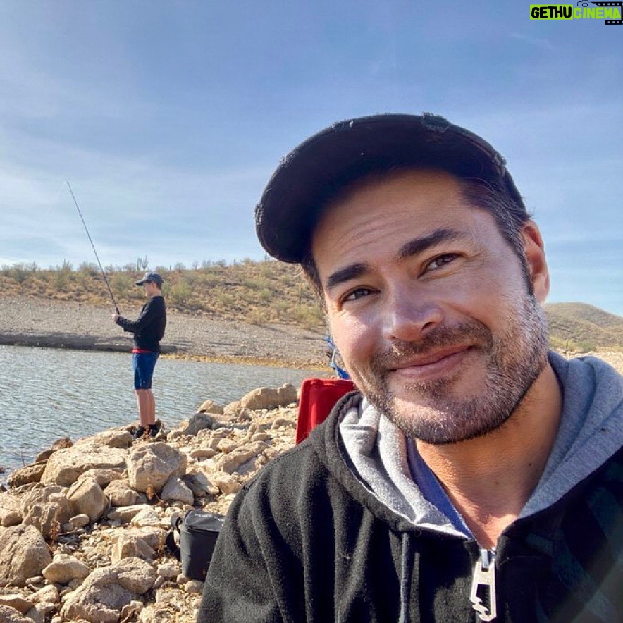 Thomas Beatie Instagram - Gone fishing... be back in 5 minutes...🐟 Nous sommes allés à la pêche, nous revenons. Lake Pleasant, Arizona