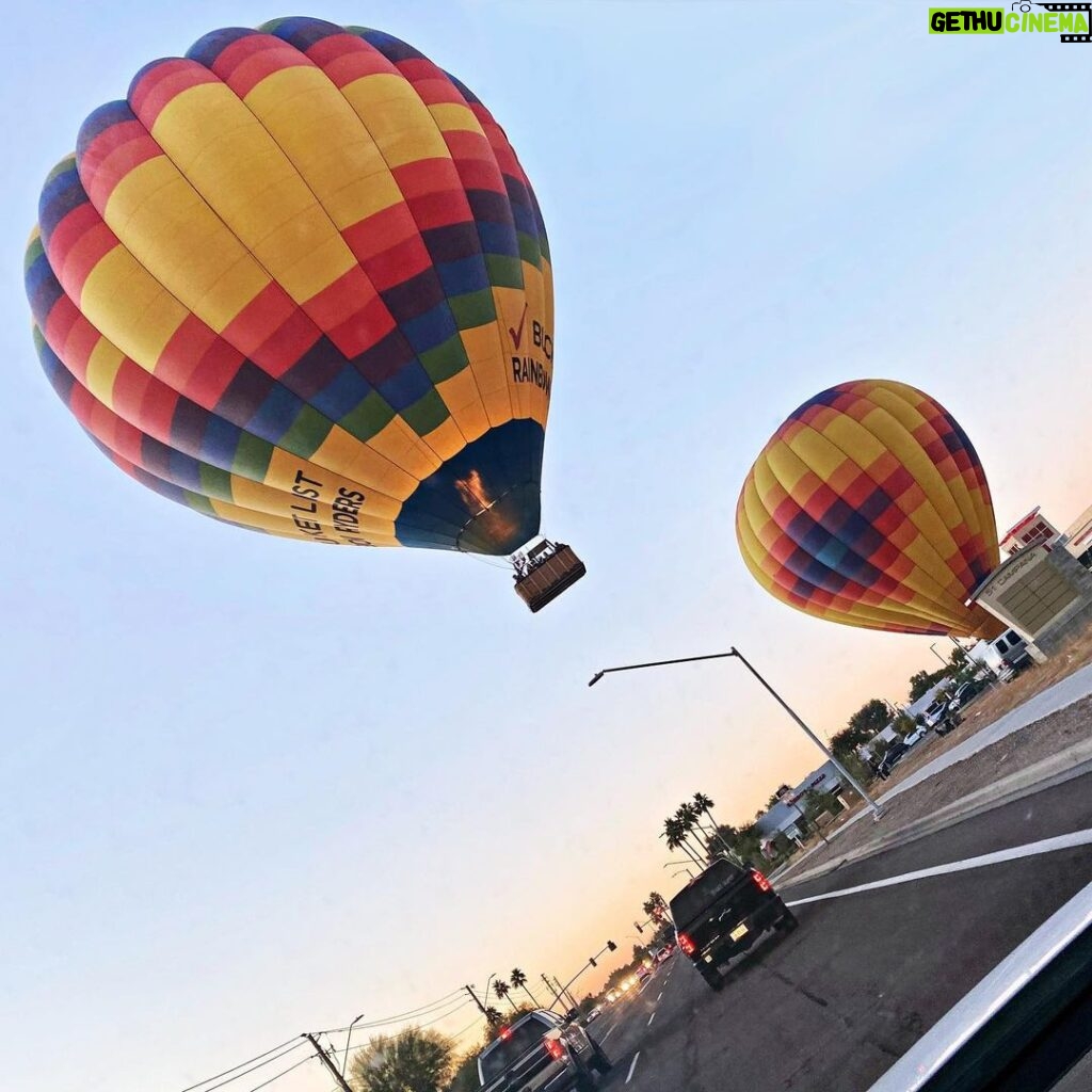 Thomas Beatie Instagram - Tôt le matin en Arizona—J’adore cette saison! ❤️ Phoenix, Arizona