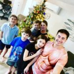 Thomas Beatie Instagram – Espérons que tout le monde a apprécié son Noël en famille. (Oui, le Père Noël m’a apporté des abdos 💪🏻😂) Paix à tous!🎅🏻🎁 Hope everyone enjoyed their Xmas with family. (Yes, Santa brought me abs.) Peace to all! Phoenix, Arizona
