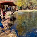 Thomas Beatie Instagram – Devinez où le poisson m’a frappé? 🤣😂🤭 Guess where the fish hit me? Sedona, Arizona