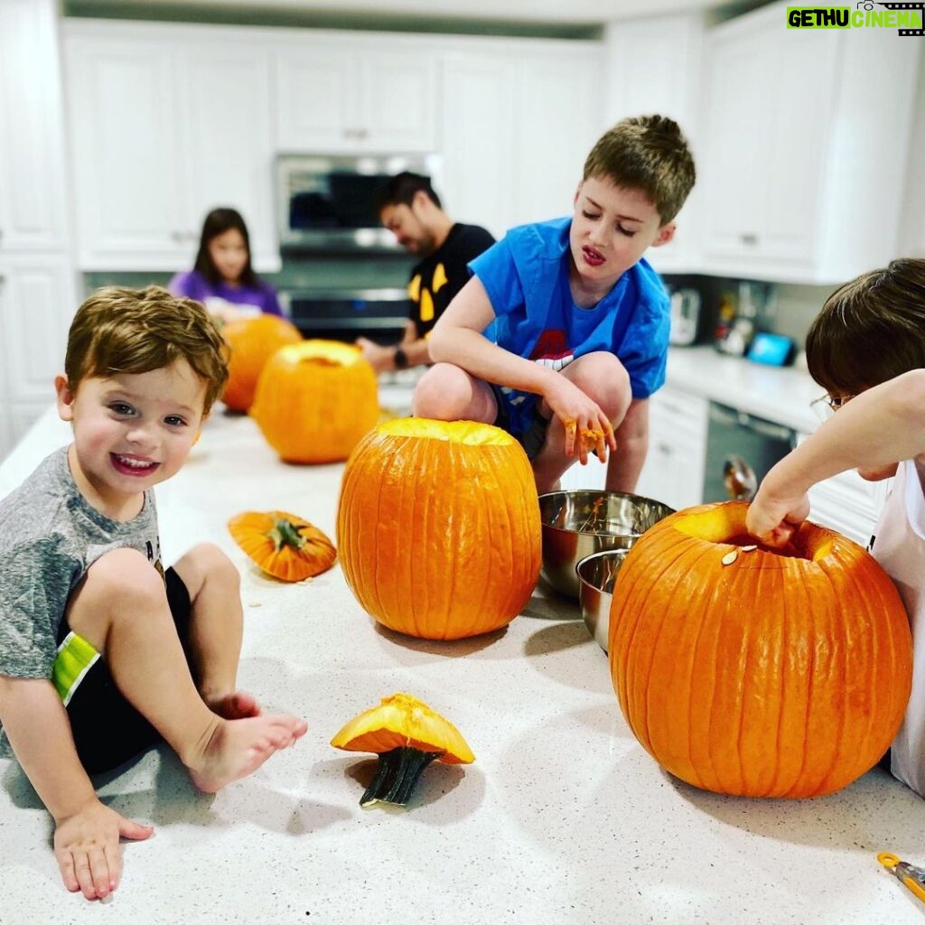 Thomas Beatie Instagram - Ligne d’assemblage de citrouilles... Pumpkin assembly line chez Beatie! 🕸🍬 Phoenix, Arizona