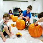 Thomas Beatie Instagram – Ligne d’assemblage de citrouilles… Pumpkin assembly line chez Beatie! 🕸🍬 Phoenix, Arizona