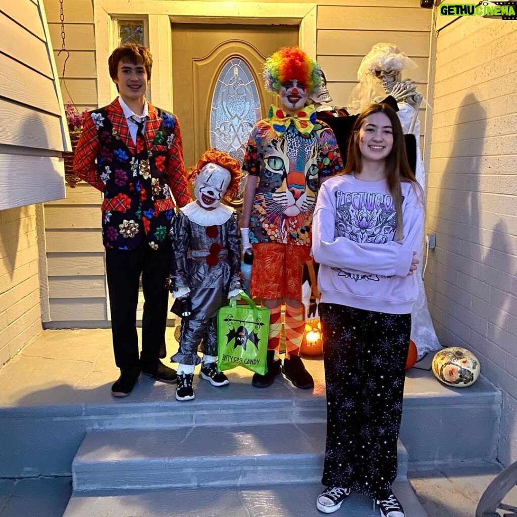 Thomas Beatie Instagram - My clowns! 🤡🎃 Phoenix, Arizona
