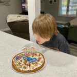 Thomas Beatie Instagram – Journée spéciale pour mon Jensen! Cela fait maintenant 10 ans que j’ai accouché pour la dernière fois. Wow! 🎂🎁🎉❤️ Special day for my Jensen! It’s been 10 years since I last gave birth. Happy Birthday, Baby! #icecreampizza North Phoenix, Phoenix