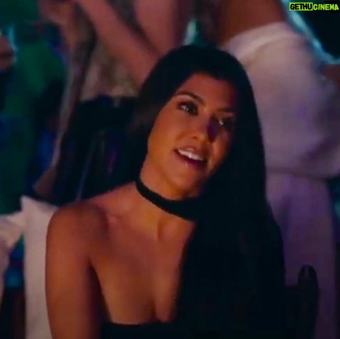 Thomas Beatie Instagram - ‪Fou! Kourtney Kardashian parle de moi dans sa scène d'acteur avec Lil' Dicky de "Dave." 🎬🎥😮 Kourtney Kardashian talks about me in an episode of “Dave" with Lil Dicky. https://youtu.be/BQzdqpJASEo‬ Los Angeles, California