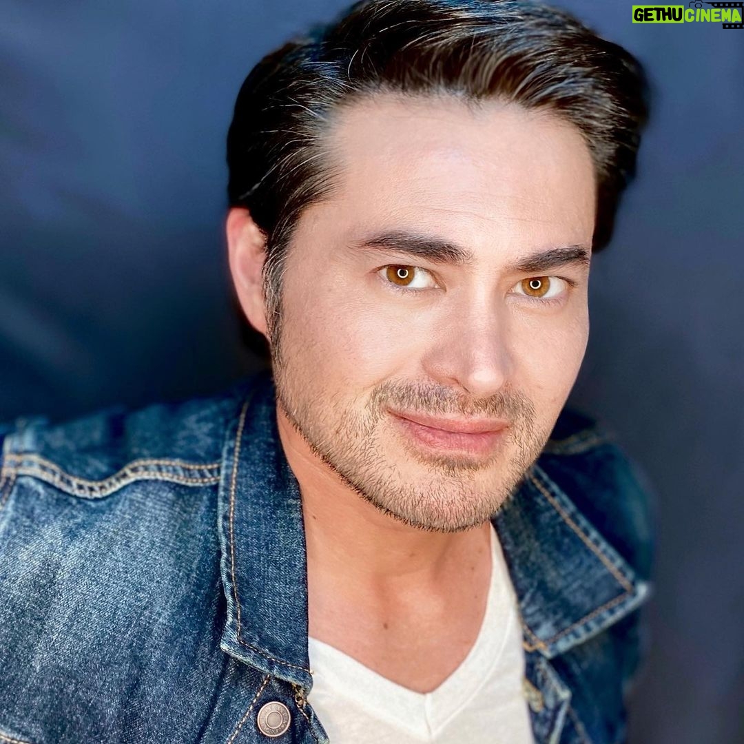 Thomas Beatie - 828 Likes - Quel rôle d’acteur me correspond? 🎬❓🎥 What role suits me?
Papa (Dad)
Flic (Cop)
Malfaiteur (BAD GUY)
Un garçon ordinaire (Guy next door)
Autre (other)