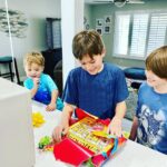 Thomas Beatie Instagram – ‪Mes 3 beaux garçons. Austin au milieu a 11 ans. Le temps passe vite, ne clignote pas!🎁🎂🎉 My 3 handsome boys. Austin in the middle turns 11. Time flies. Don’t blink!‬ North Phoenix, Phoenix