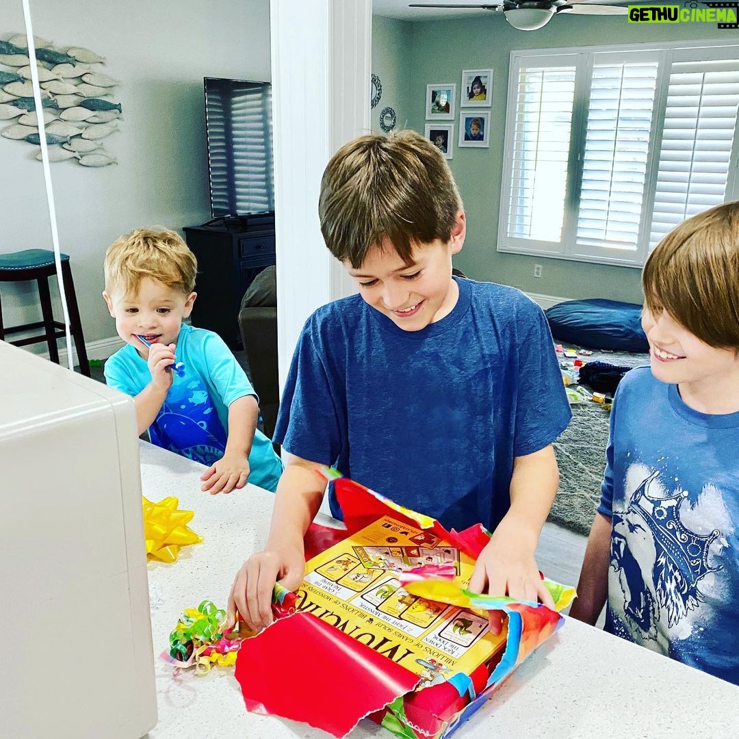Thomas Beatie - 577 Likes - Mes 3 beaux garçons. Austin au milieu a 11 ans. Le temps passe vite, ne clignote pas!🎁🎂🎉 My 3 handsome boys. Austin in the middle turns 11. Time flies. Don't blink!