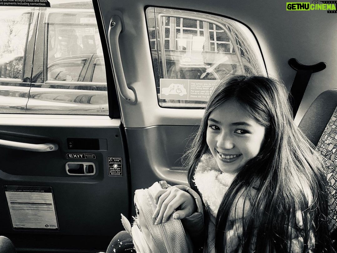 Thomas Beatie - 818 Likes - World traveler, Susan, in a London taxi. 🚕🎡 Voyageur du monde, Susan, dans un taxi de Londres.