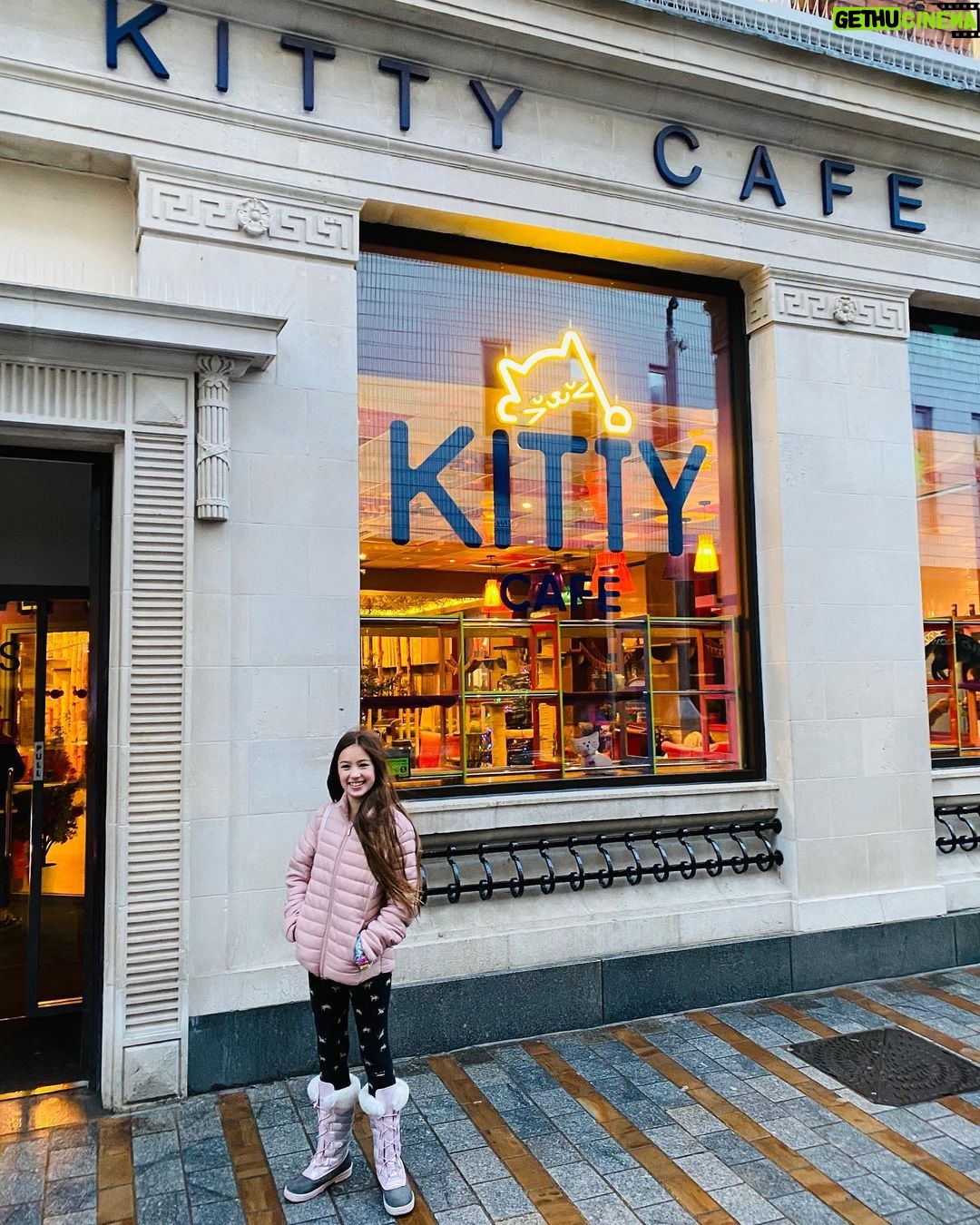 Thomas Beatie - 795 Likes - A little girl’s paradise: Kitty Cafe! She was irresistable with the perfume of her tuna sandwich! 😍😺☕️🥪 Le paradis d'une petite fille: Kitty Cafe! Elle était irrésistible avec le parfum de son sandwich au thon!